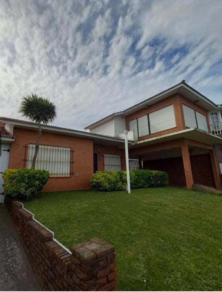 VENTA de 2 CASAS FRENTE AL MAR BARRIO SAN JACINTO-EXCELENTE INVERSION