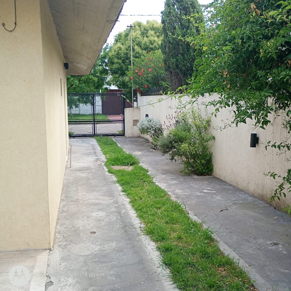 Alquilo Casa en PH al frente, dos dormitorios, patio y cochera descubierta