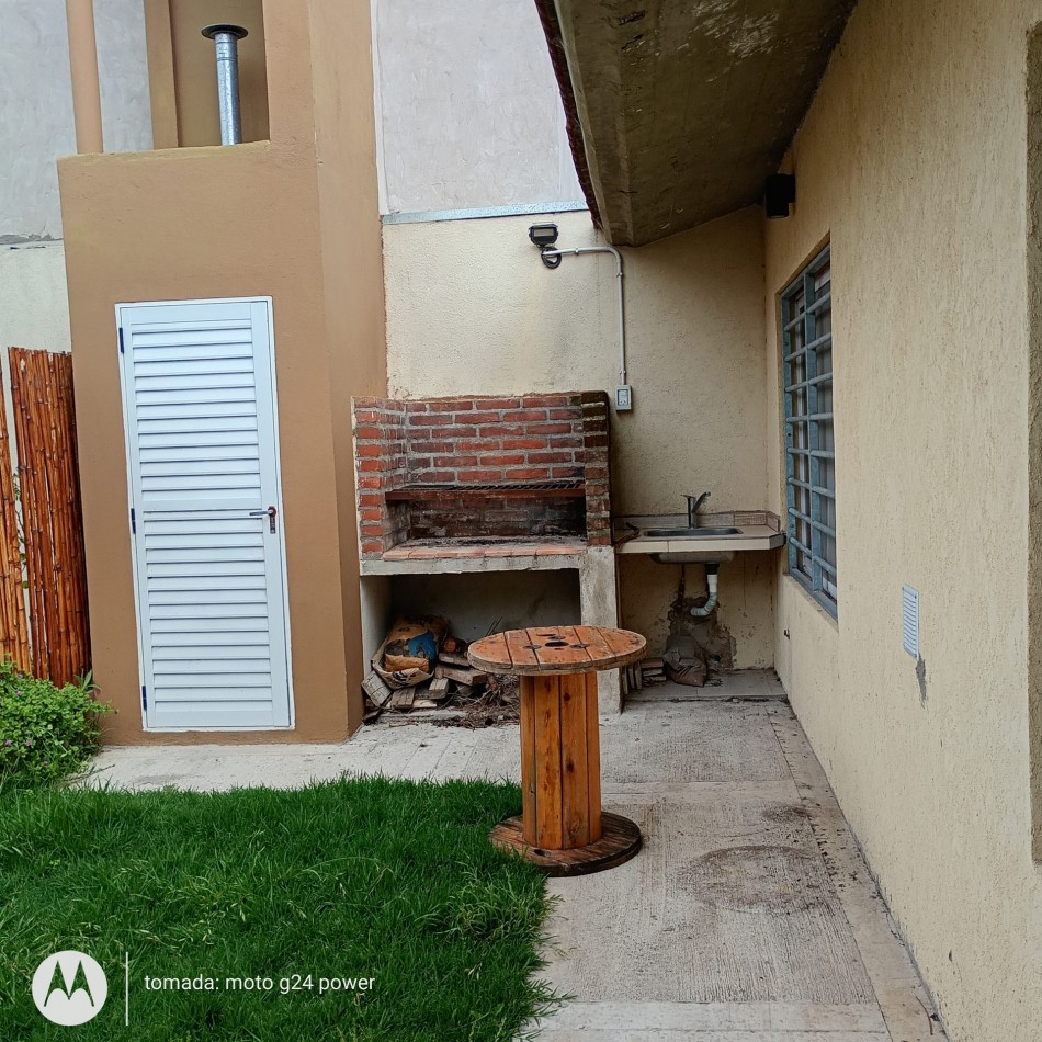 Alquilo Casa en PH al frente, dos dormitorios, patio y cochera descubierta