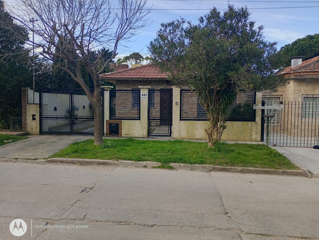Alquilo Casa en PH al frente, dos dormitorios, patio y cochera descubierta